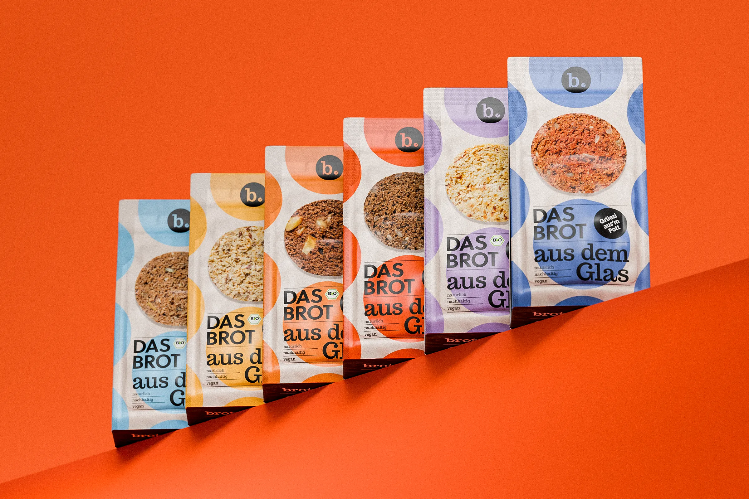 Alle Nachfüllpakete in einer Staffelung nebeneinander.