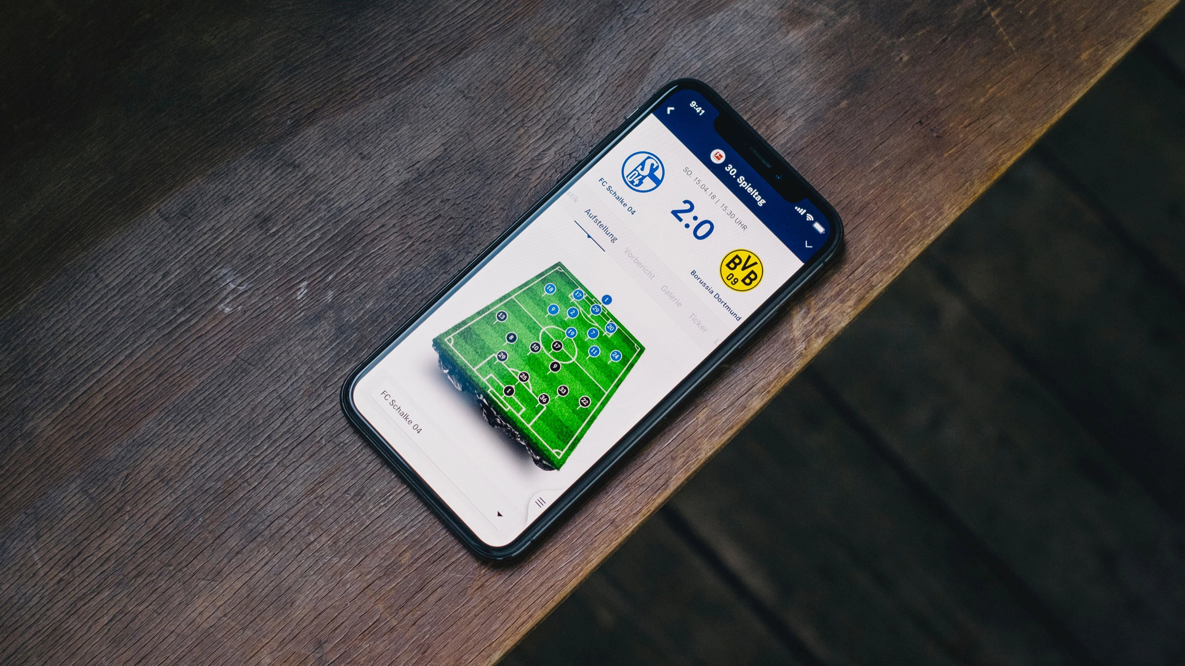 Auf einem Smartphone ist die App des FC Schalke 04 geöffnet. Es wird das Matchcenter gezeigt, welches Informationen zu den Spielen anbietet.