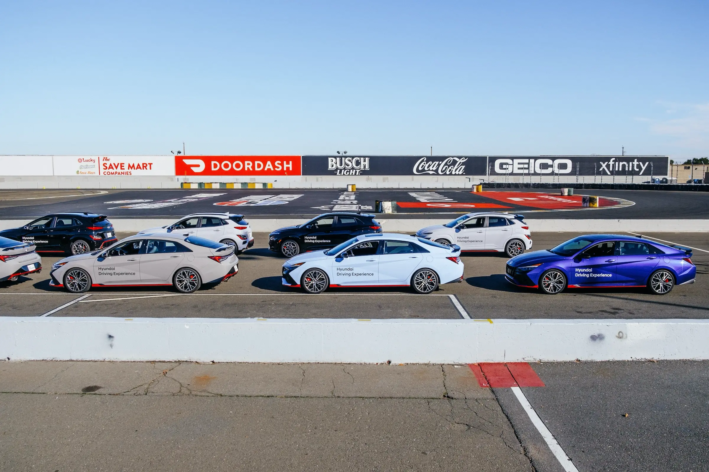 Eine Aufreihung der parkenden Fahrzeuge in der Boxengasse.