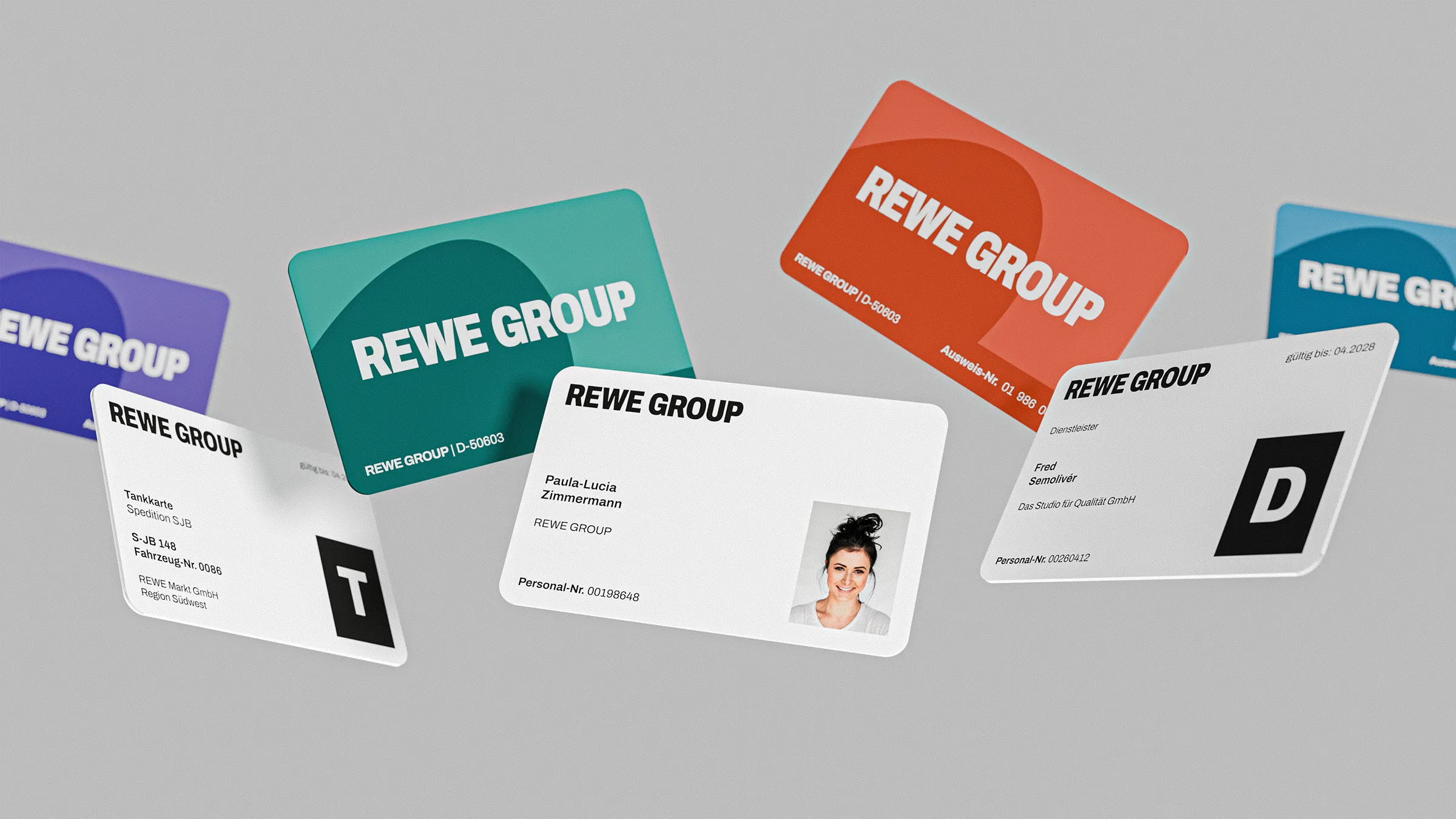 Schwebende Ausweis- und Schlüsselkarten im neuen REWE GROUP Corporate Design.